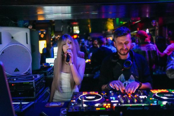 Live set with a vocalist on Pioneer decks